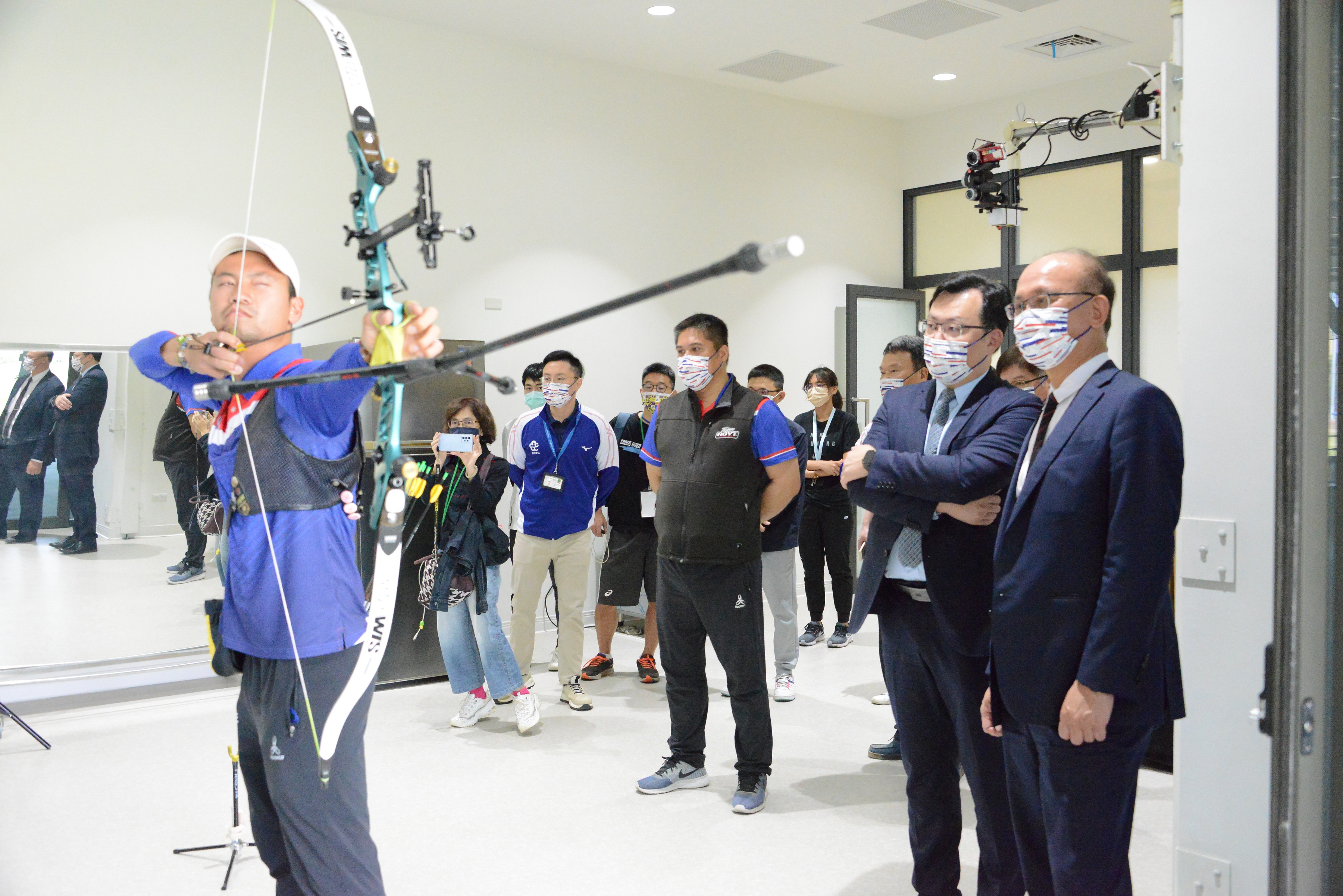 (圖)After the opening ceremony of the improved archery facilities at the National Sports Training Center, Deputy Minister of the Ministry of Education Lin Teng-chiao (left) and Sports Administration Director-General Cheng Shih-chung(2nd from left)observe an archer simulating use of the equipment.